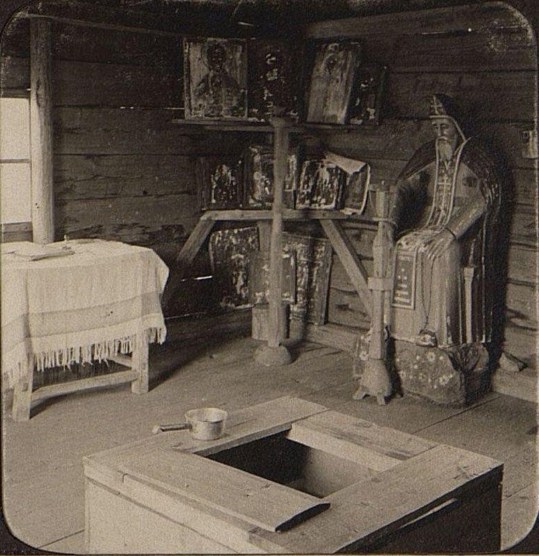 Внутренность часовни у истока Волги, фото Захария Виноградова, 1910-е годы
